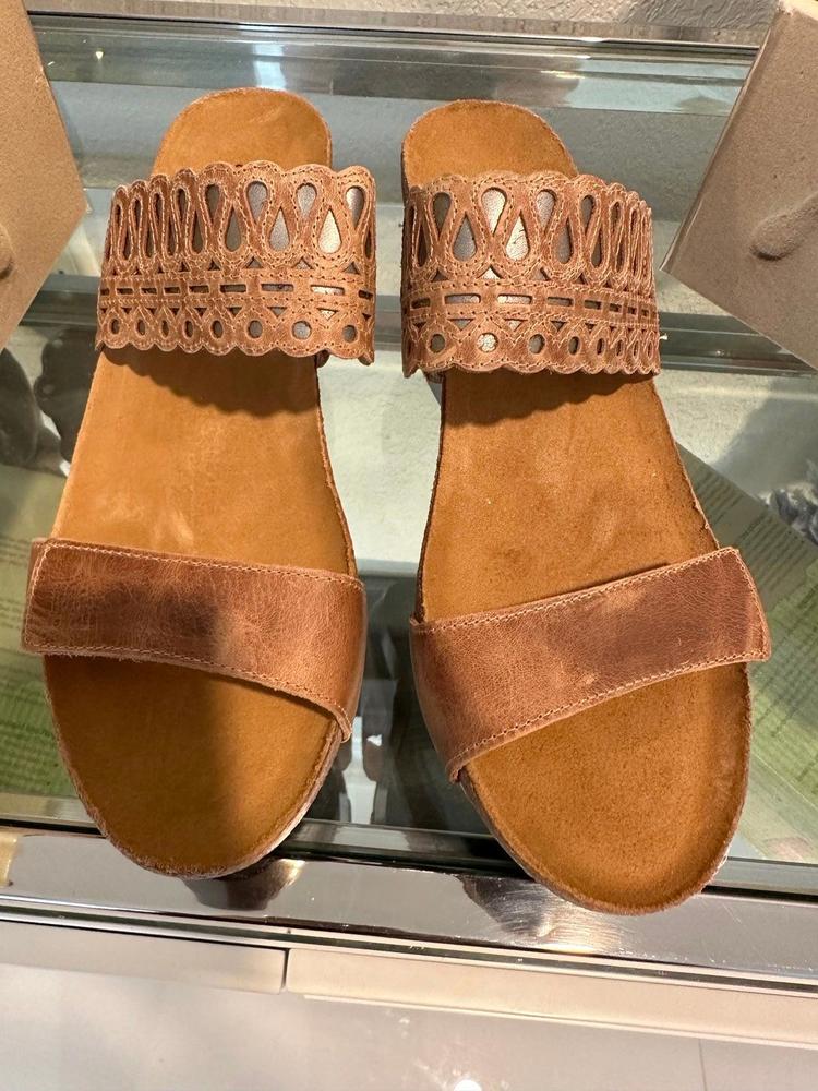 Naot Rise wedge leather sandals (light brown) size 42